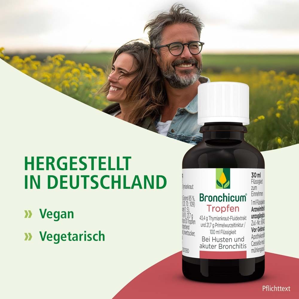 Flasche Bronchicum Tropfen. Text: Hergestellt in Deutschland. Vegan und vegetarisch. Personen im Hintergrund.