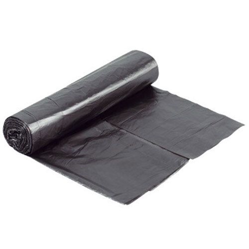 Schwarze Abfallbeutel, gerollt und ausgebreitet. Kunststoffmaterial. Einzelne Beutel sichtbar.