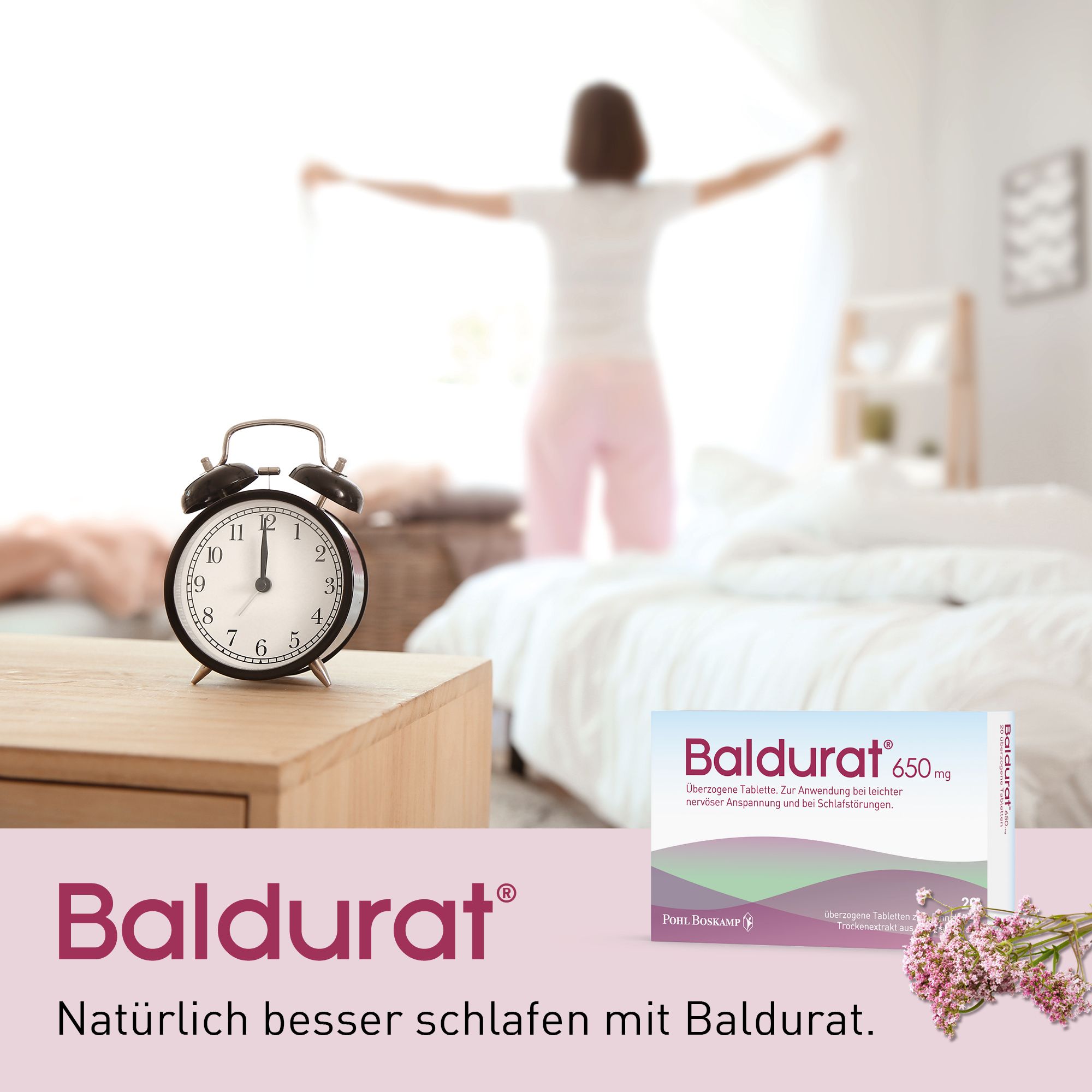 Werbesujet mit Baldurat®-Packung, Wecker, Person im Schlafzimmer. Text: Natürlich besser schlafen mit Baldurat®.