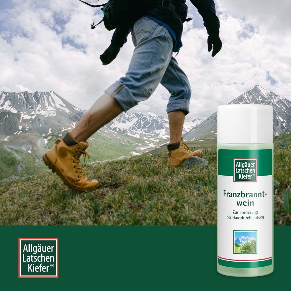 Person wandert in den Bergen. Rechts: Flasche Allgäuer Latschenkiefer Franzbranntwein. Logo in der Ecke.