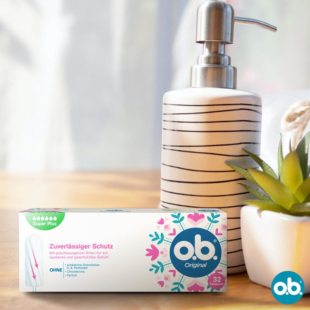 Packung o.b.® Original super plus Tampons. 32 Stück. Auf Tisch mit Seifenspender und Pflanze. o.b.® Logo.