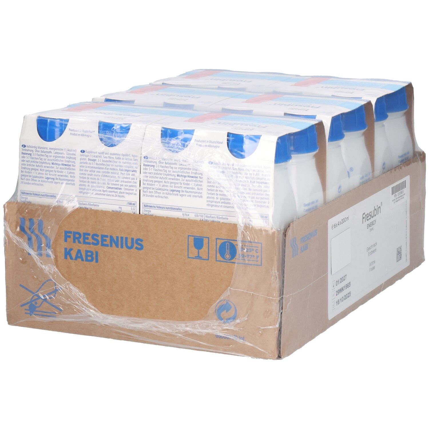 Karton mit 24 Trinkflaschen. Blaue Verschlüsse, weiße Flaschen. Aufdruck: Fresenius Kabi. Verpackt in Folie.