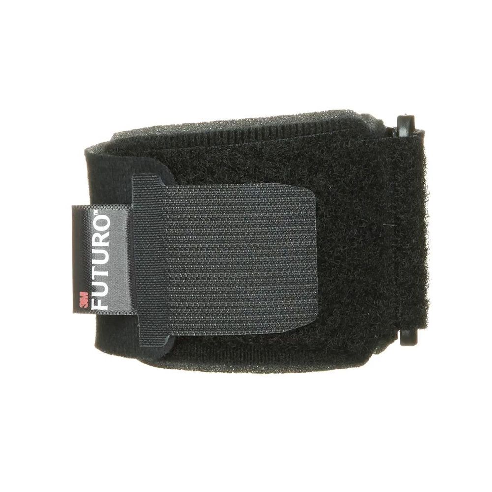 Schwarze FUTURO™ Sport Tennis-Ellbogen-Bandage. Marke FUTURO™ sichtbar. Klettverschluss und Bandage-Details.