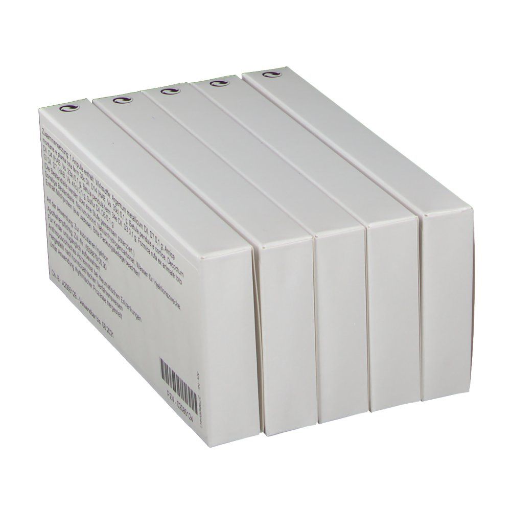 Weiße Kartonverpackungen, seitliche Ansicht. Text und Barcode sichtbar. Stapel von 5 Schachteln.