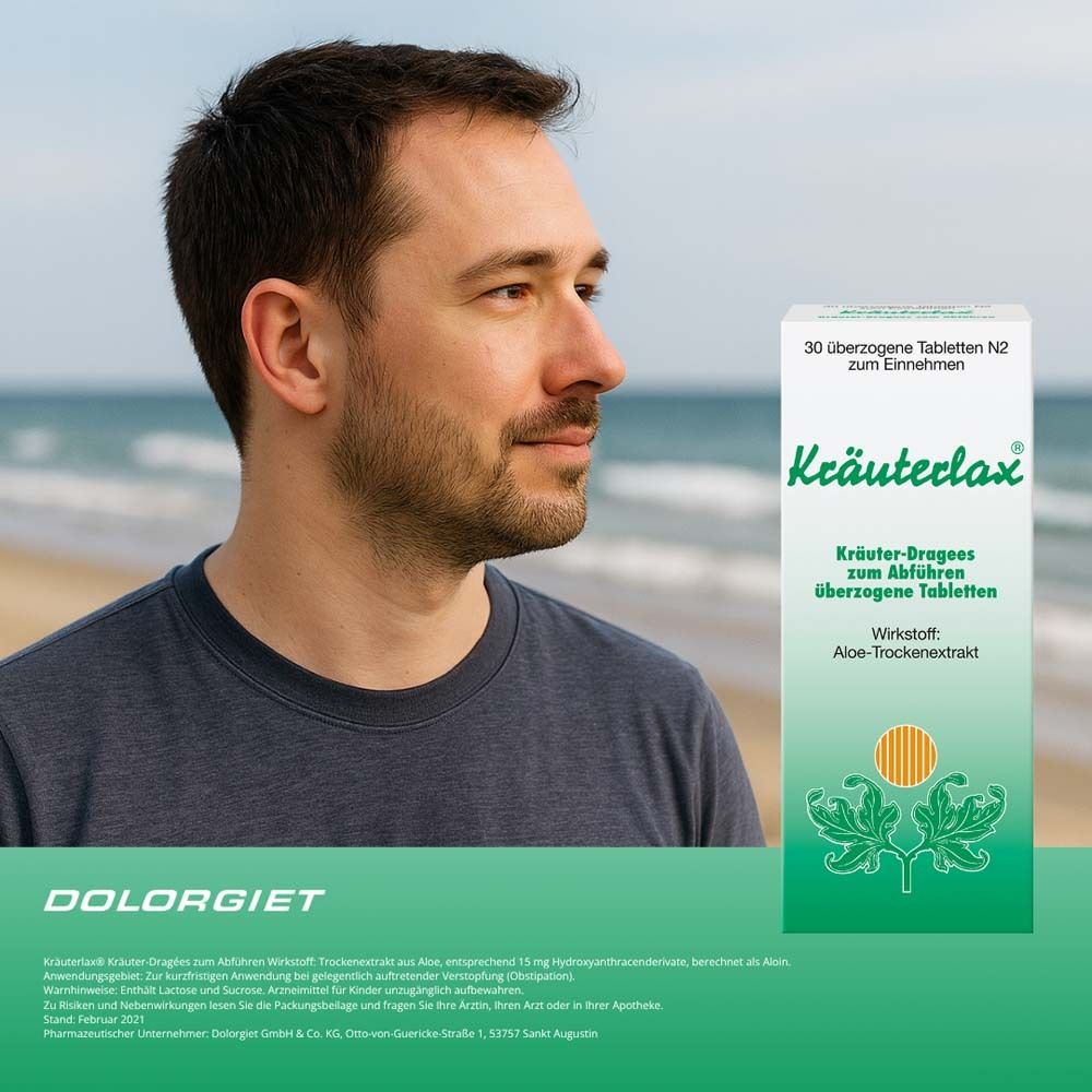 Mann am Strand, neben einer Kräuterlax®-Packung. Packung zeigt Produktname und Informationen. Grün-weißes Design.