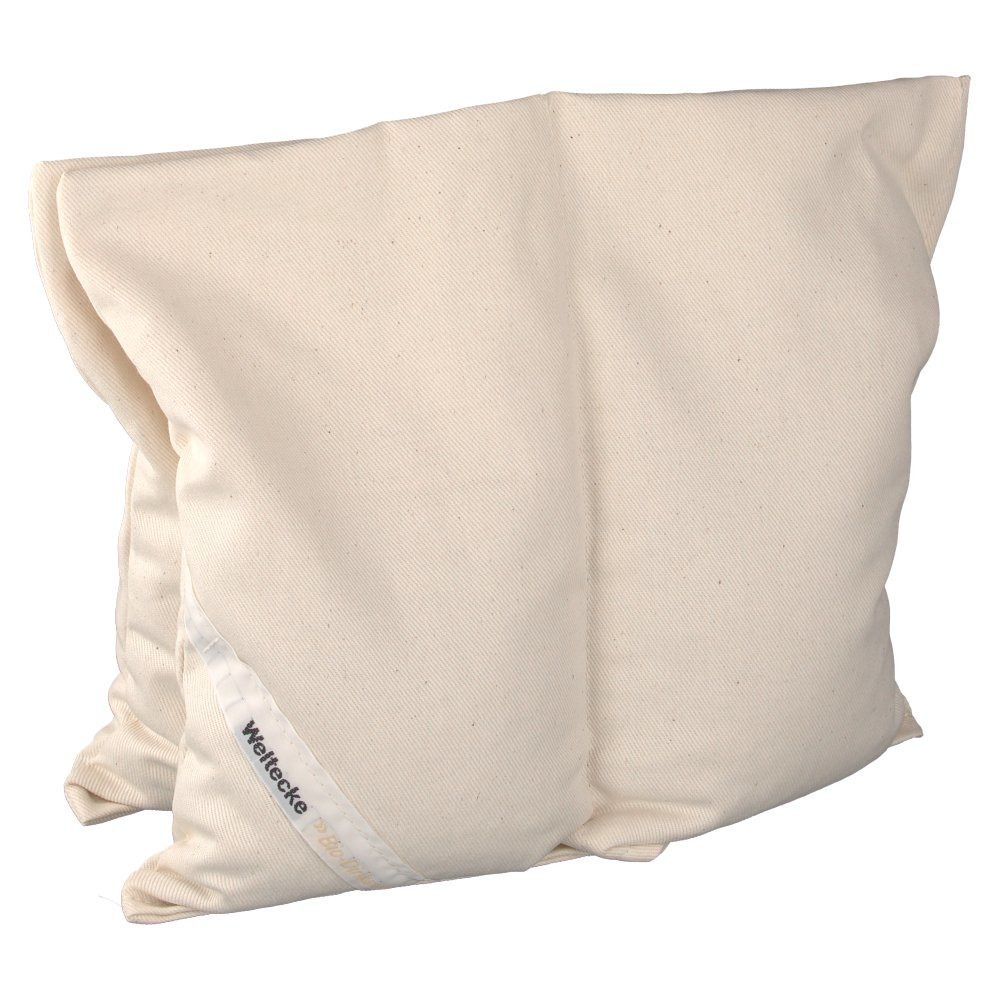 Beige Kammerkissen, rechteckig. Stoff mit weißem Etikett "Welttecke".