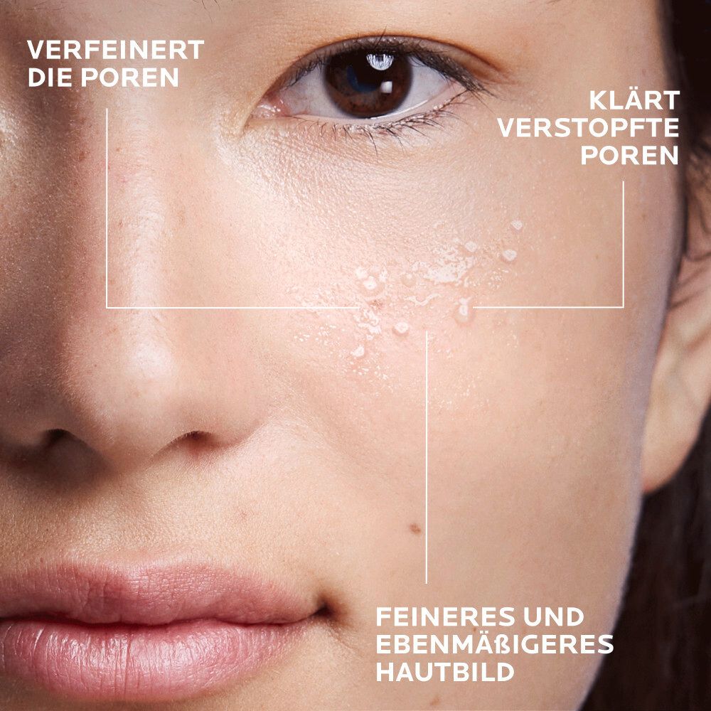 Nahaufnahme eines Gesichts. Beschriftungen: Verfeinert die Poren, klärt verstopfte Poren, feineres Hautbild.