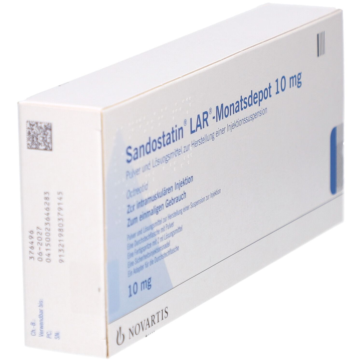 Weißer Karton mit Aufschrift Sandostatin LAR-Monatsdepot 10 mg. Barcode und QR-Code. Novartis-Logo.