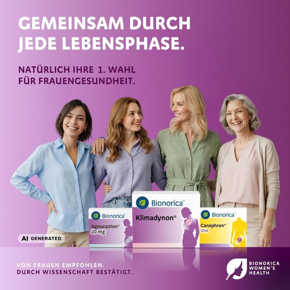 Vier Frauen unterschiedlichen Alters lächeln, umgeben von Produkten für Frauengesundheit von Bionorica.