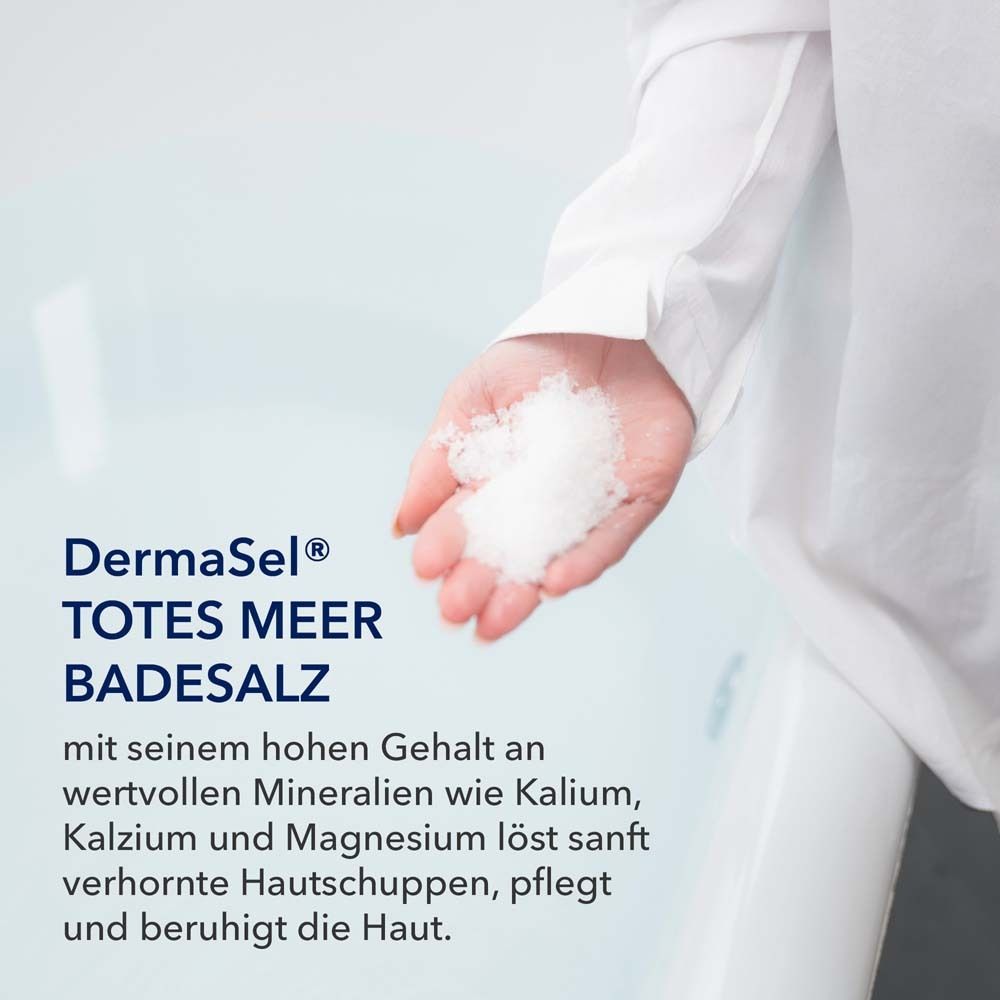 Hand hält Totes Meer Badesalz. Text: DermaSel® Totes Meer Badesalz. Enthält Mineralien wie Kalium, Kalzium und Magnesium.
