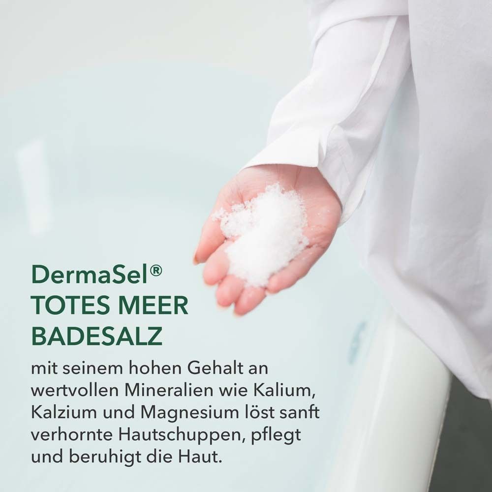 Hand mit Badesalz. Text: DermaSel Totes Meer Badesalz mit Mineralien wie Kalium, Kalzium und Magnesium. Für Hautpflege.
