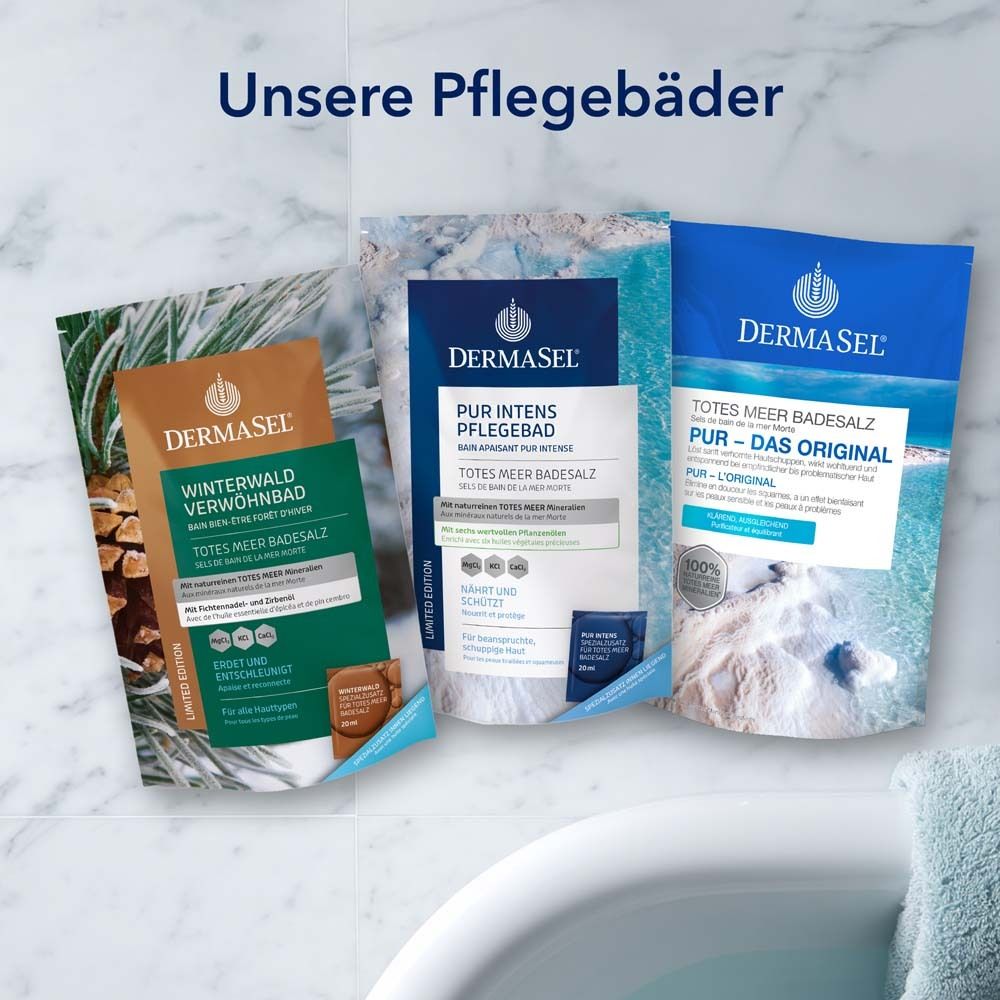 Drei Produktverpackungen. DermaSel Winterwald Verwöhnbad, Pur Intens Pflegebad, Pur - Das Original. Auf Badewannenrand.