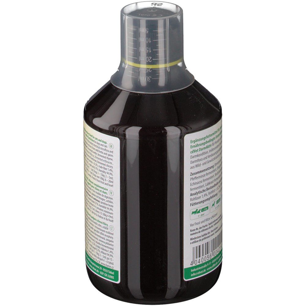 Rückseite einer Flasche mit brauner Flüssigkeit. Text in mehreren Sprachen. Transparenter Dosierverschluss mit Messskala.