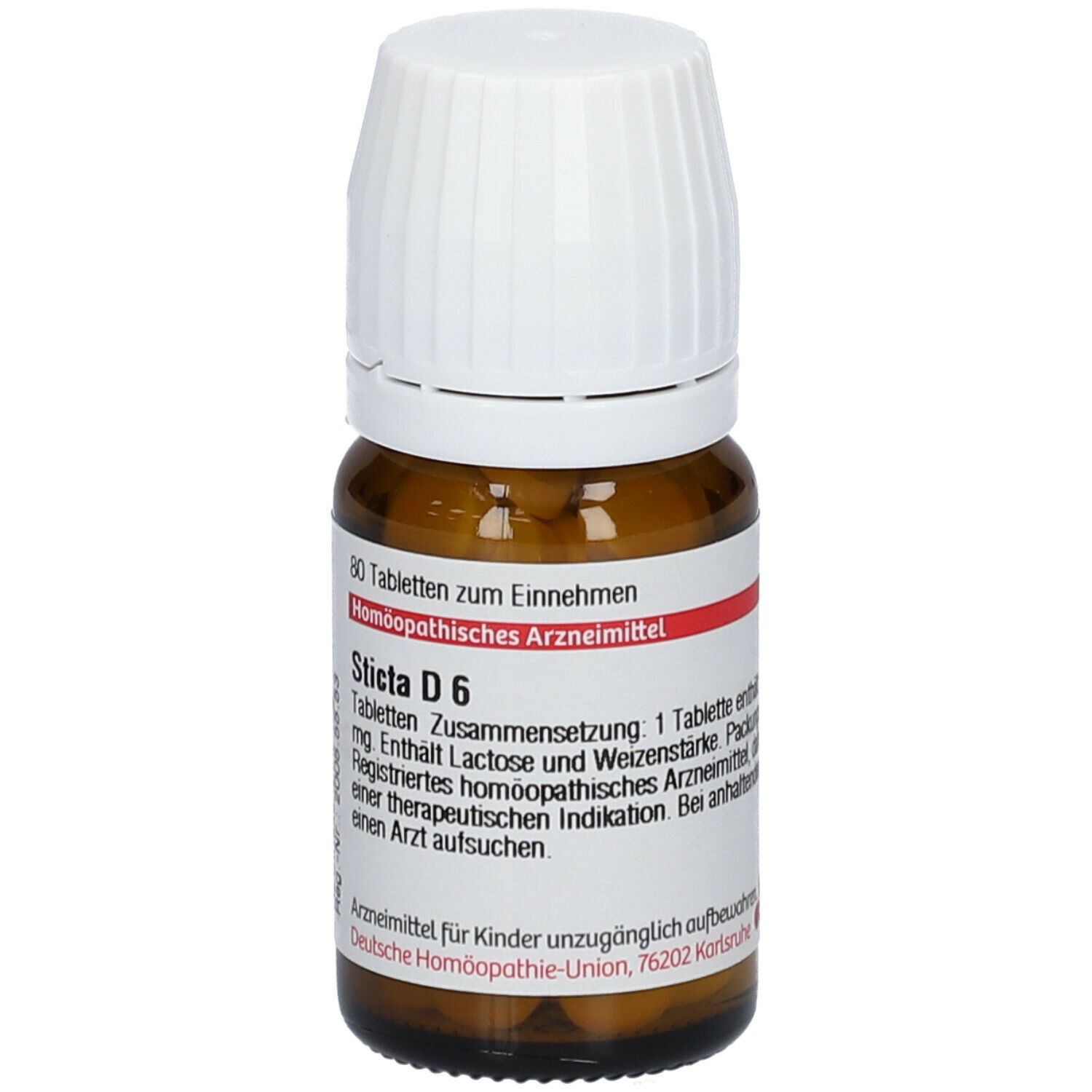 Braune Glasflasche mit weißen Deckel. Etikett mit Produktinformationen: Sticta D 6, 80 Tabletten. Homöopathisches Arzneimittel.