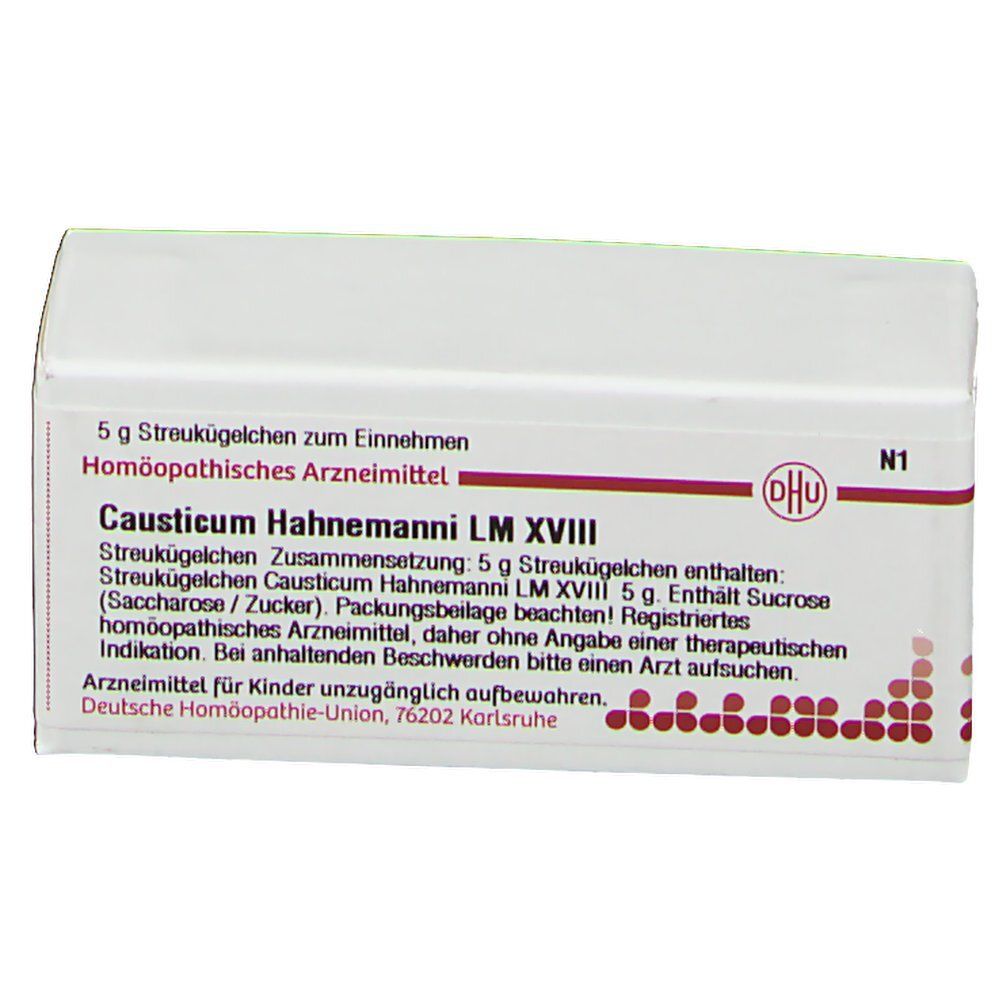 Weiße Schachtel mit Aufschrift "Causticum Hahnemanni LM XVIII". Enthält Streukügelchen. DHU-Logo und weitere Informationen.