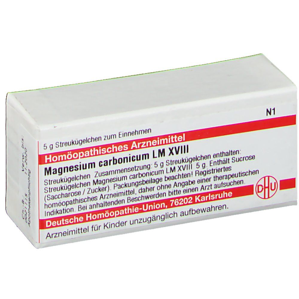 Karton mit roter Schrift. Aufschrift: Homöopathisches Arzneimittel, Magnesium carbonicum LM XVIII, DHU Logo.