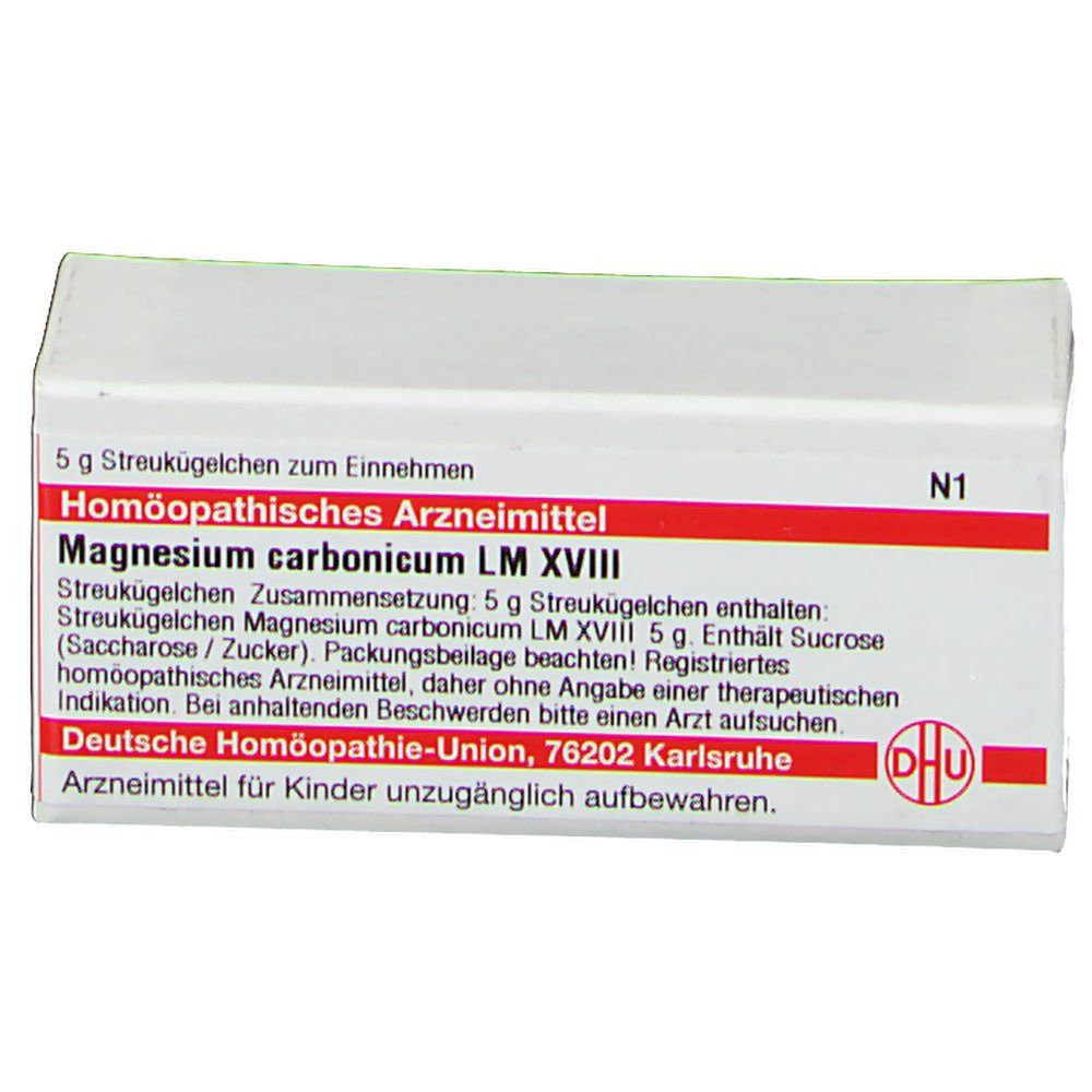 Karton mit roter Schrift. Aufschrift: Homöopathisches Arzneimittel, Magnesium carbonicum LM XVIII, DHU Logo.