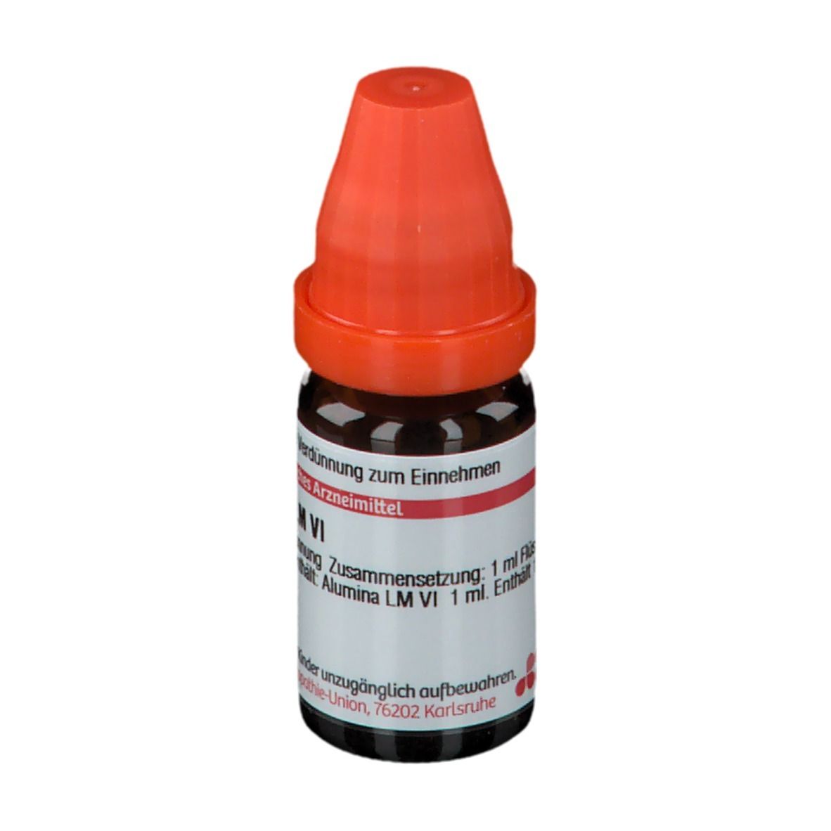 Braune Glasflasche mit orangefarbenem Verschluss. Beschriftung: Alumina LM VI, Verdünnung zum Einnehmen.