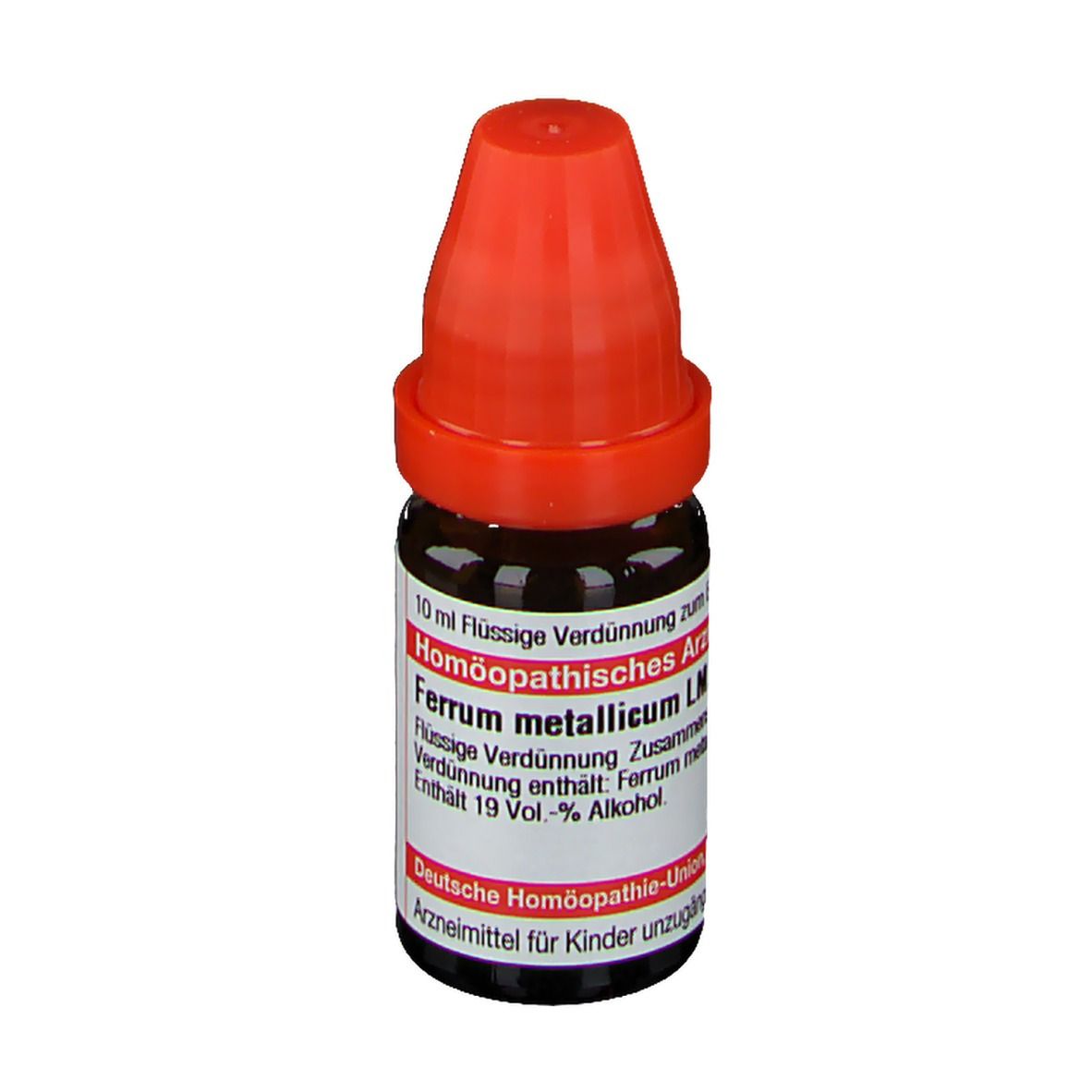 Braune Glasflasche mit rotem Verschluss. Beschriftung: DHU Ferrum metallicum LM XVIII, homöopathisches Arzneimittel, 10 ml.