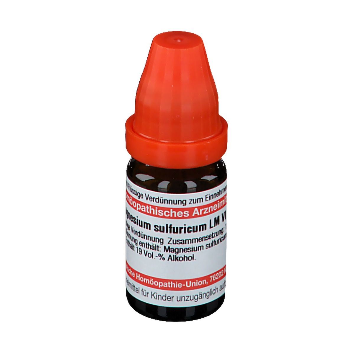 Braune Glasflasche mit rotem Verschluss. Beschriftung: Magnesium sulfuricum LM VI. Apothekenpflichtig.