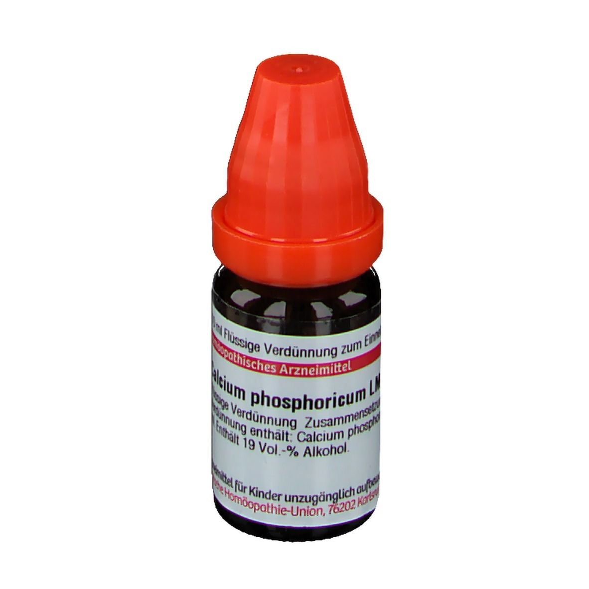 Braune Glasflasche mit rotem Verschluss. Etikett mit Text: Calcium phosphoricum LM XXIV, 19 Vol.-% Alkohol.