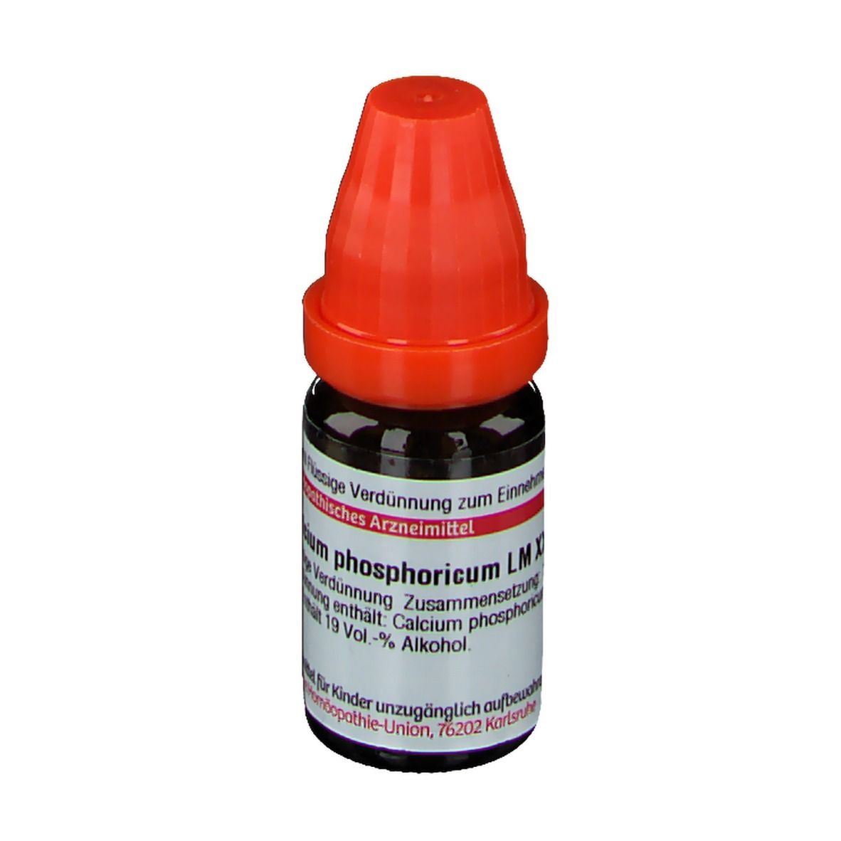 Braune Glasflasche mit rotem Verschluss. Etikett mit Text: Calcium phosphoricum LM XXIV, 19 Vol.-% Alkohol.