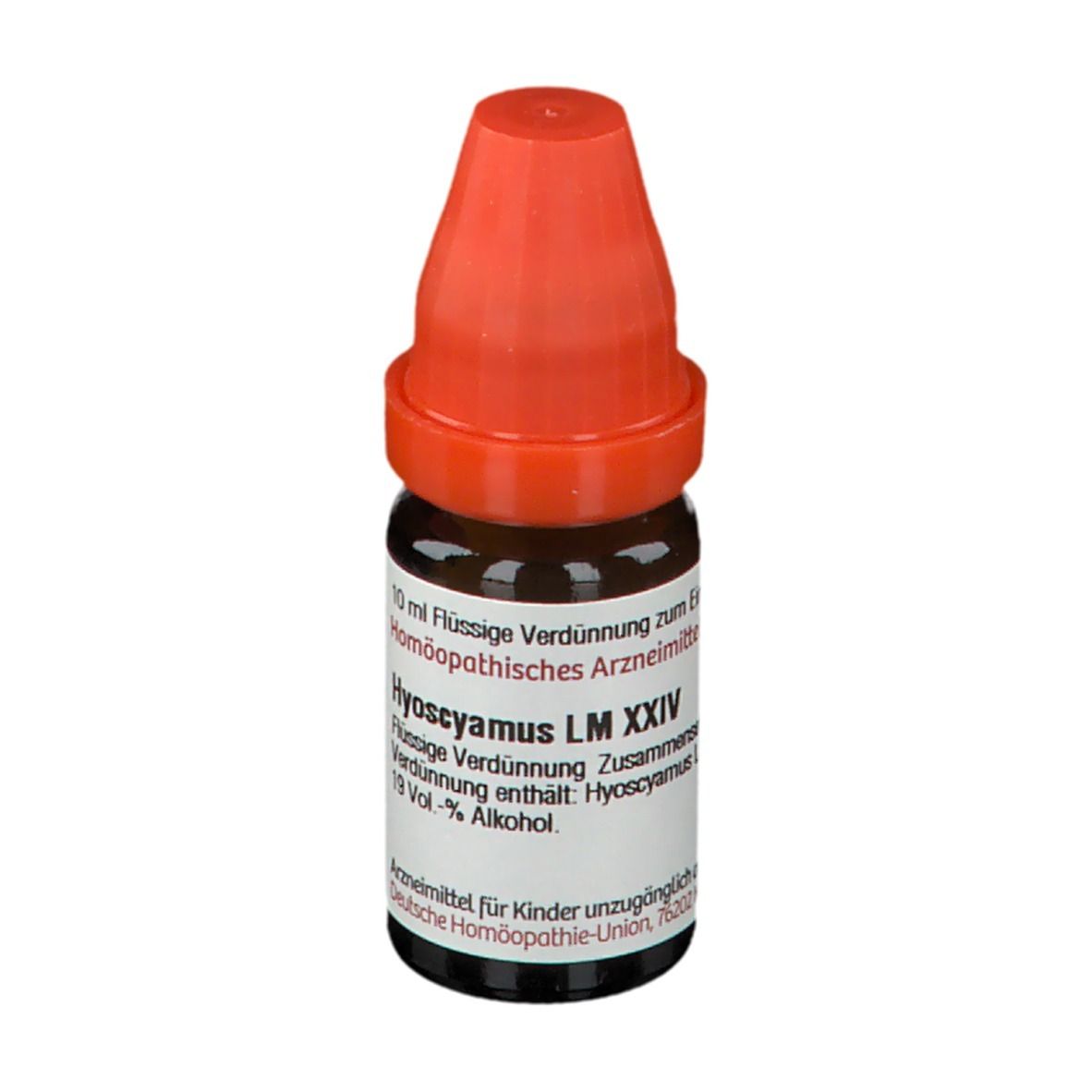 Braune Glasflasche mit rotem Verschluss. Beschriftung: 10 ml Flüssige Verdünnung, Hyoscyamus LM XXIV, 19 Vol.-% Alkohol.