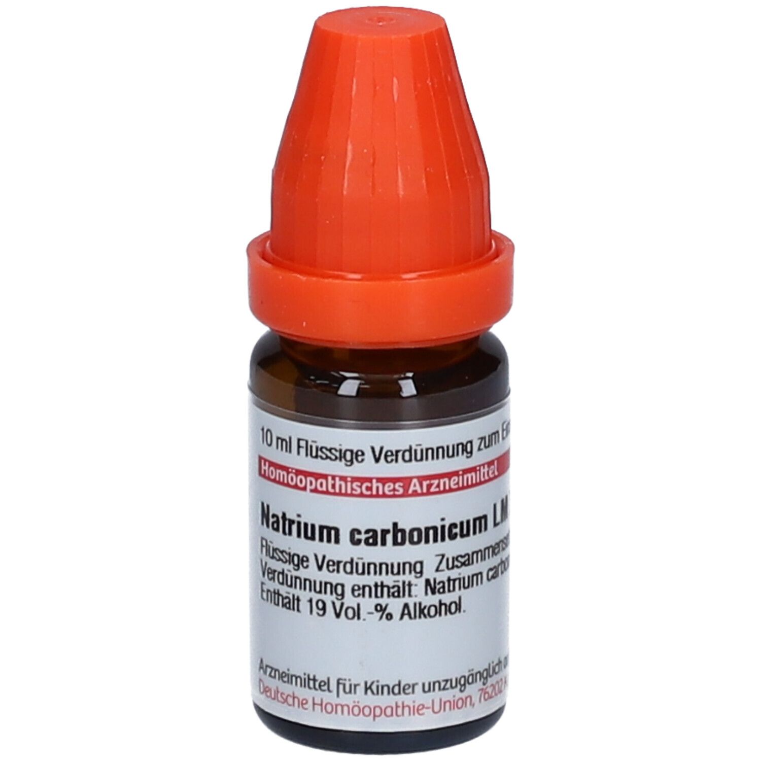 Braune Glasflasche mit orangefarbenem Verschluss. Beschriftung: Natrium carbonicum LM XXIV, 10 ml Flüssige Verdünnung.
