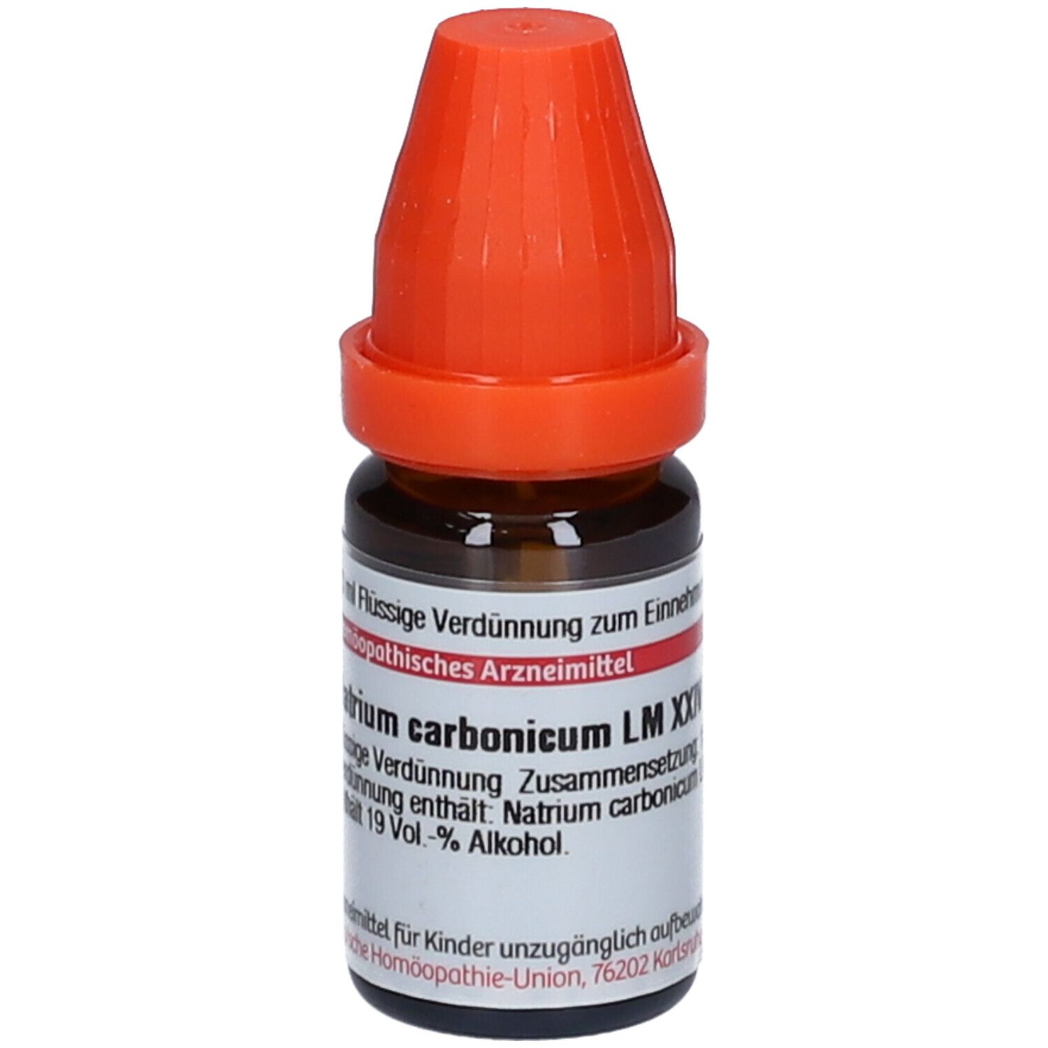 Braune Glasflasche mit orangefarbenem Verschluss. Beschriftung: Natrium carbonicum LM XXIV, 10 ml Flüssige Verdünnung.