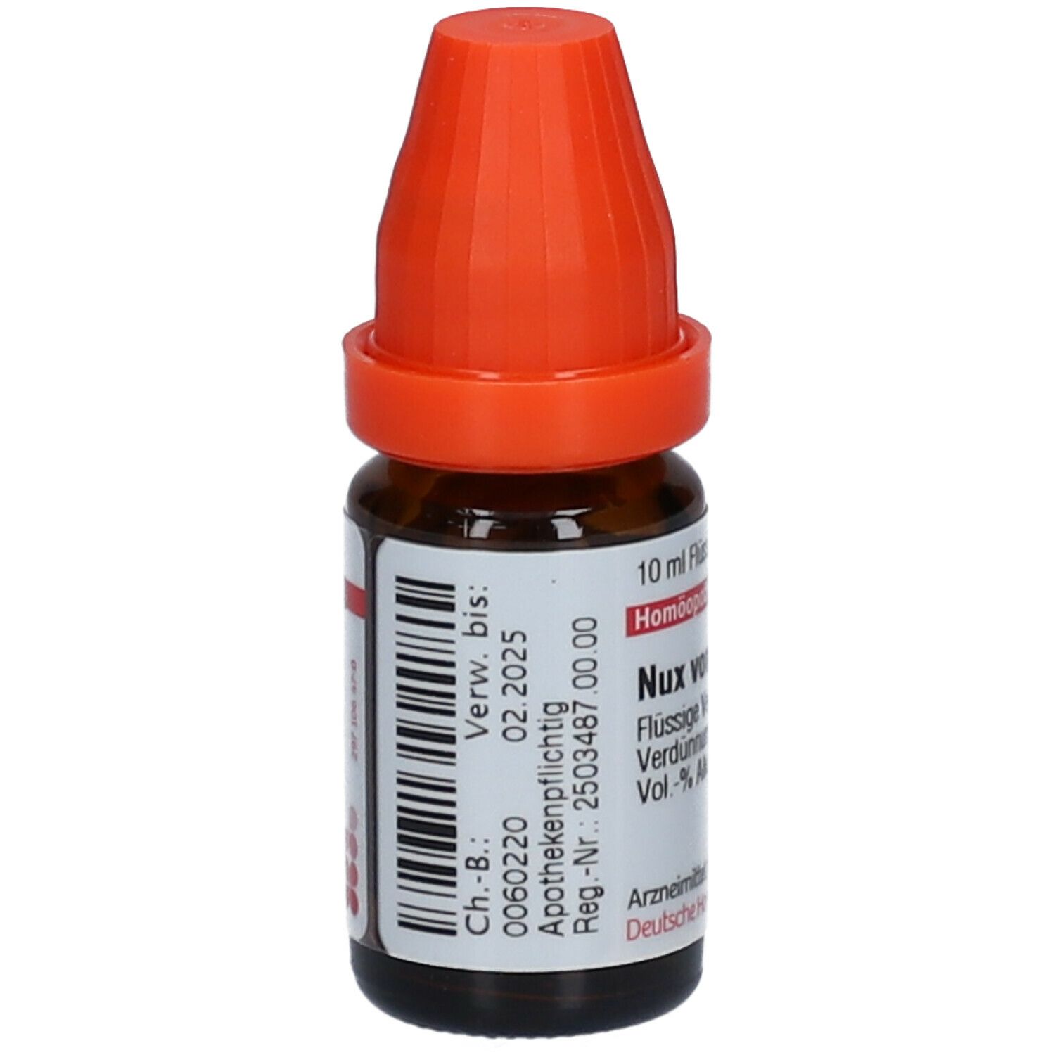 Braune Glasflasche mit orangefarbenem Verschluss. Beschriftung: Nux vomica LM XXX, 10 ml Flüssige Verdünnung. Etikett mit Verfallsdatum.