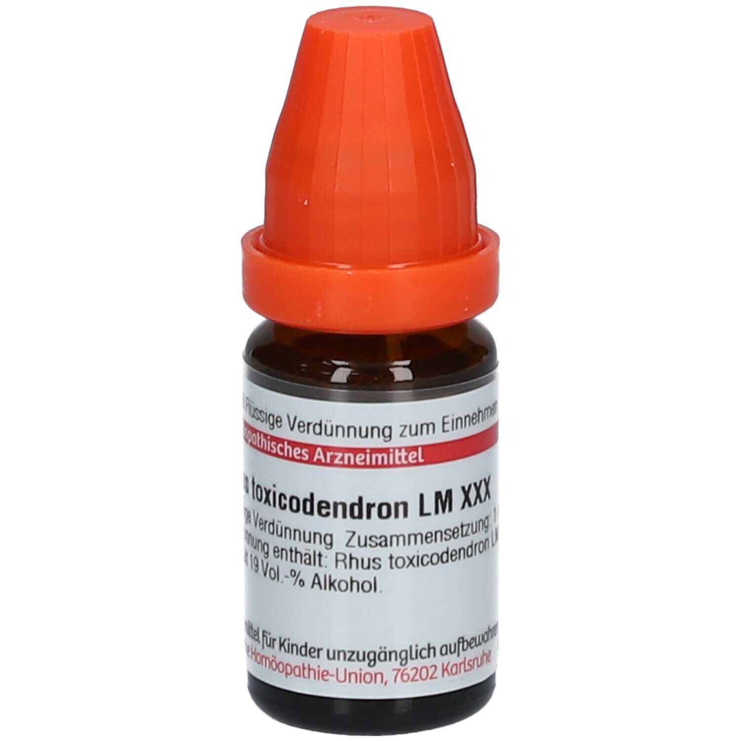 Braune Glasflasche mit orangefarbenem Verschluss. Beschriftung: Rhus toxicodendron LM XXX, homöopathisches Arzneimittel.