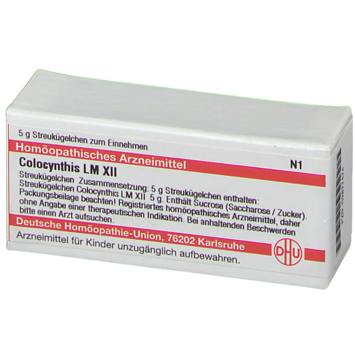 Weiße Schachtel mit roter Schrift. Aufschrift: Colocynthis LM XII, Homöopathisches Arzneimittel. Enthält 5 g Streukügelchen.