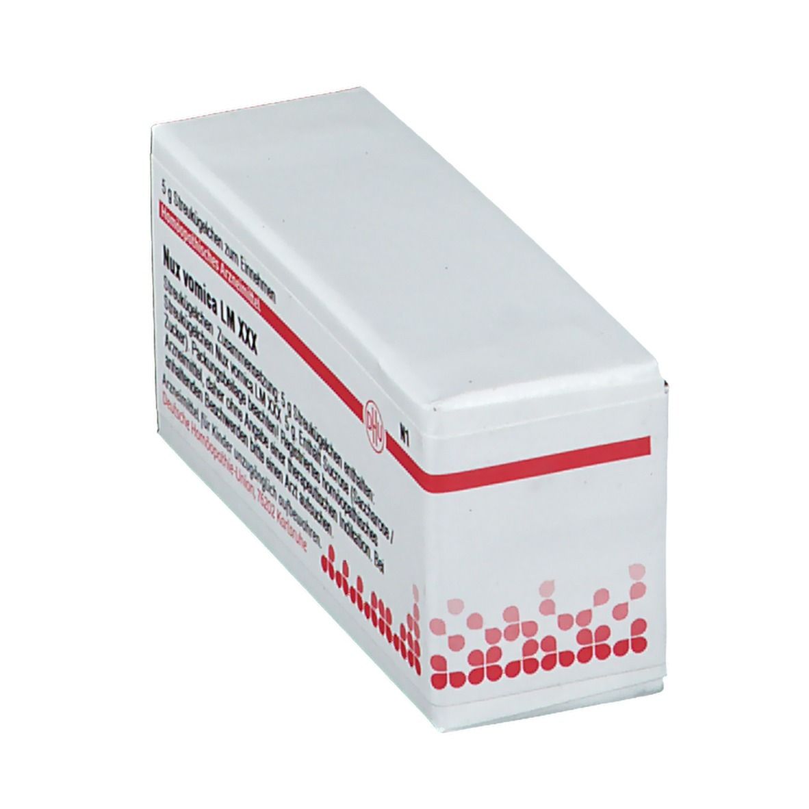 Weiße Schachtel mit roter Beschriftung. Aufschrift: Nux vomica LM XXX, DHU Logo. Schachtel leicht schräg.
