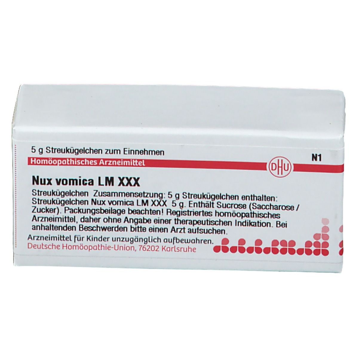 Weiße rechteckige Schachtel mit roter Beschriftung. Aufschrift: Nux vomica LM XXX, DHU Logo. Enthält Streukügelchen.