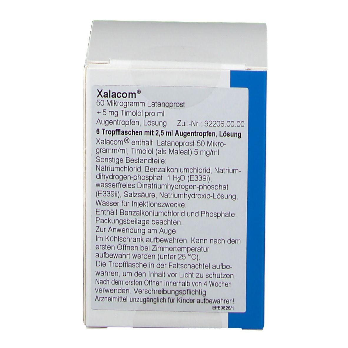 Weiße Verpackung mit blauer Markierung. Aufschrift: Xalacom, 6 Tropfflaschen mit 2,5 ml Augentropfen. Text in deutscher Sprache.
