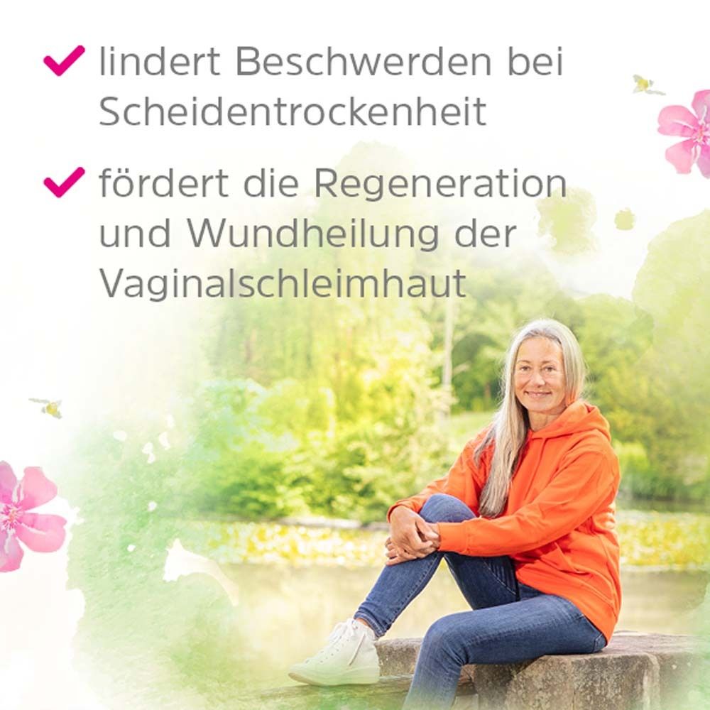 Text-Grafik. Lindert Beschwerden bei Scheidentrockenheit. Fördert die Regeneration. Frau sitzt. Hintergrund: Natur.