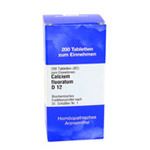 Blau-weiße Schachtel mit Aufschrift 'Calcium fluoratum D 12'. Enthält 200 Tabletten. Homöopathisches Arzneimittel.