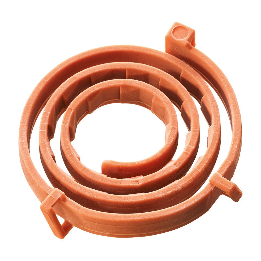 Braunes Floh- und Zeckenschutzband für Hunde. Spiralförmig gewickelt, mit Verschluss. Material: Kunststoff.