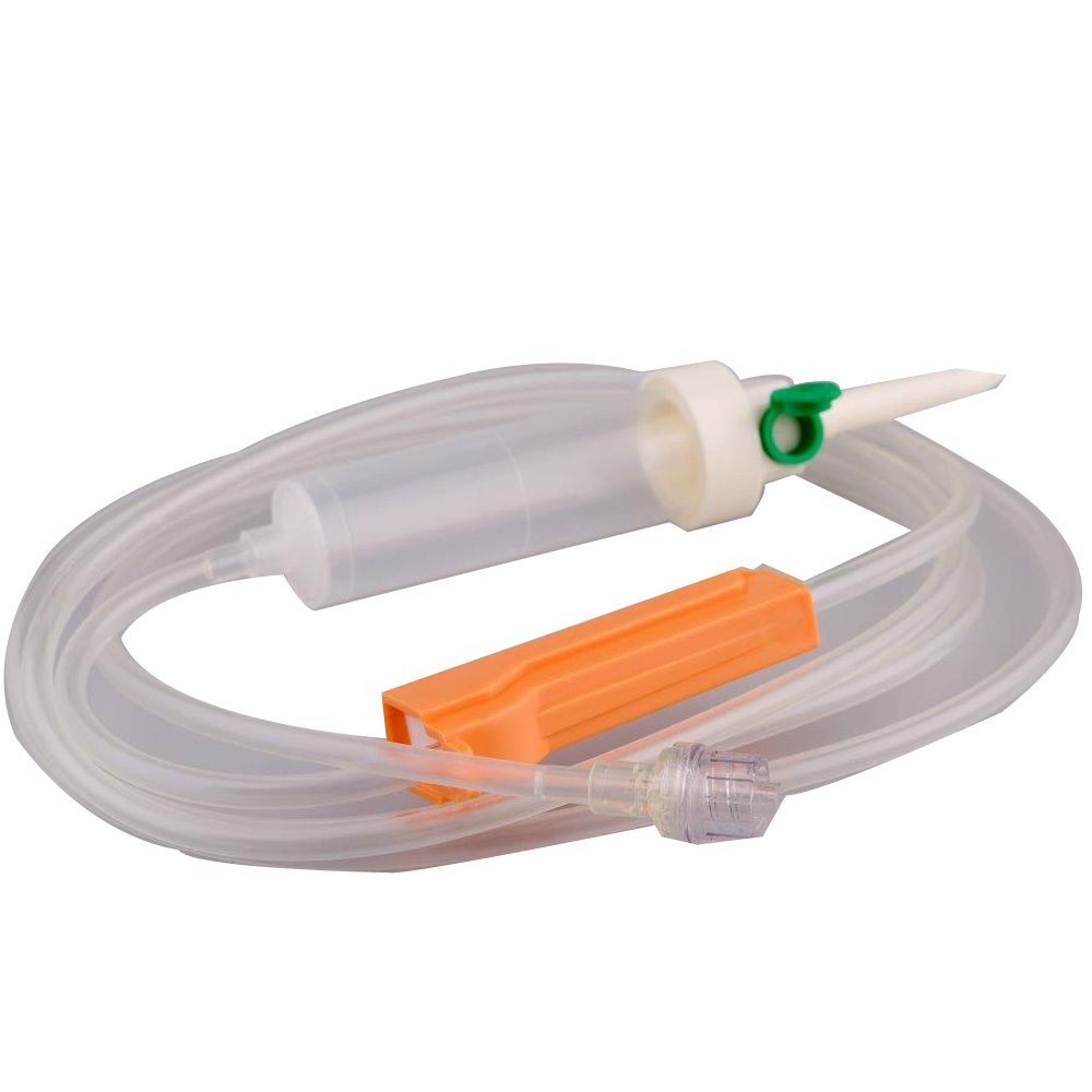 Infusionsset mit Tropfkammer, Rollklemme und Injektionsanschluss. Transparente Schläuche und orangefarbene Elemente.