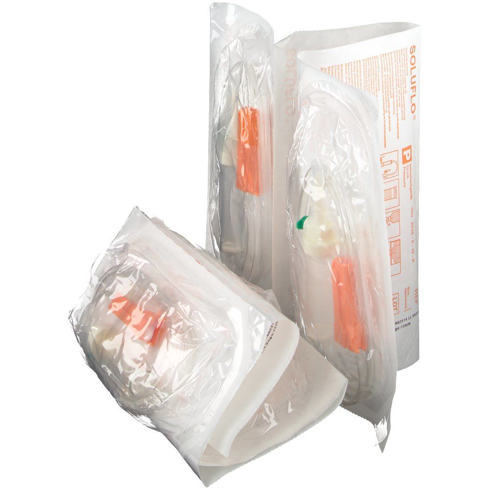 Verpackte Infusionssets. Einzeln verpackt in transparenten Beuteln. Sichtbar sind orangefarbene Klemmen und grüne Elemente.