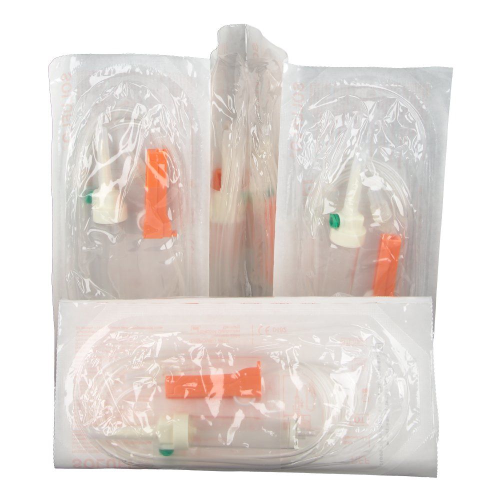 Mehrere verpackte Infusionssets. Einzeln verpackt in transparenten Beuteln. Sichtbar sind orangefarbene Klemmen.