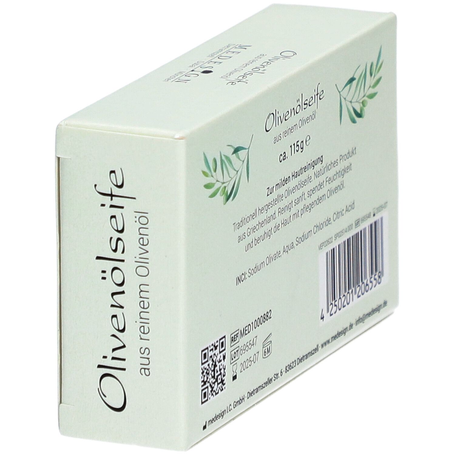 Schrägansicht der Olivenölseife-Verpackung. Text: Inhaltsstoffe, Hersteller, Barcode, Chargennummer, MHD.