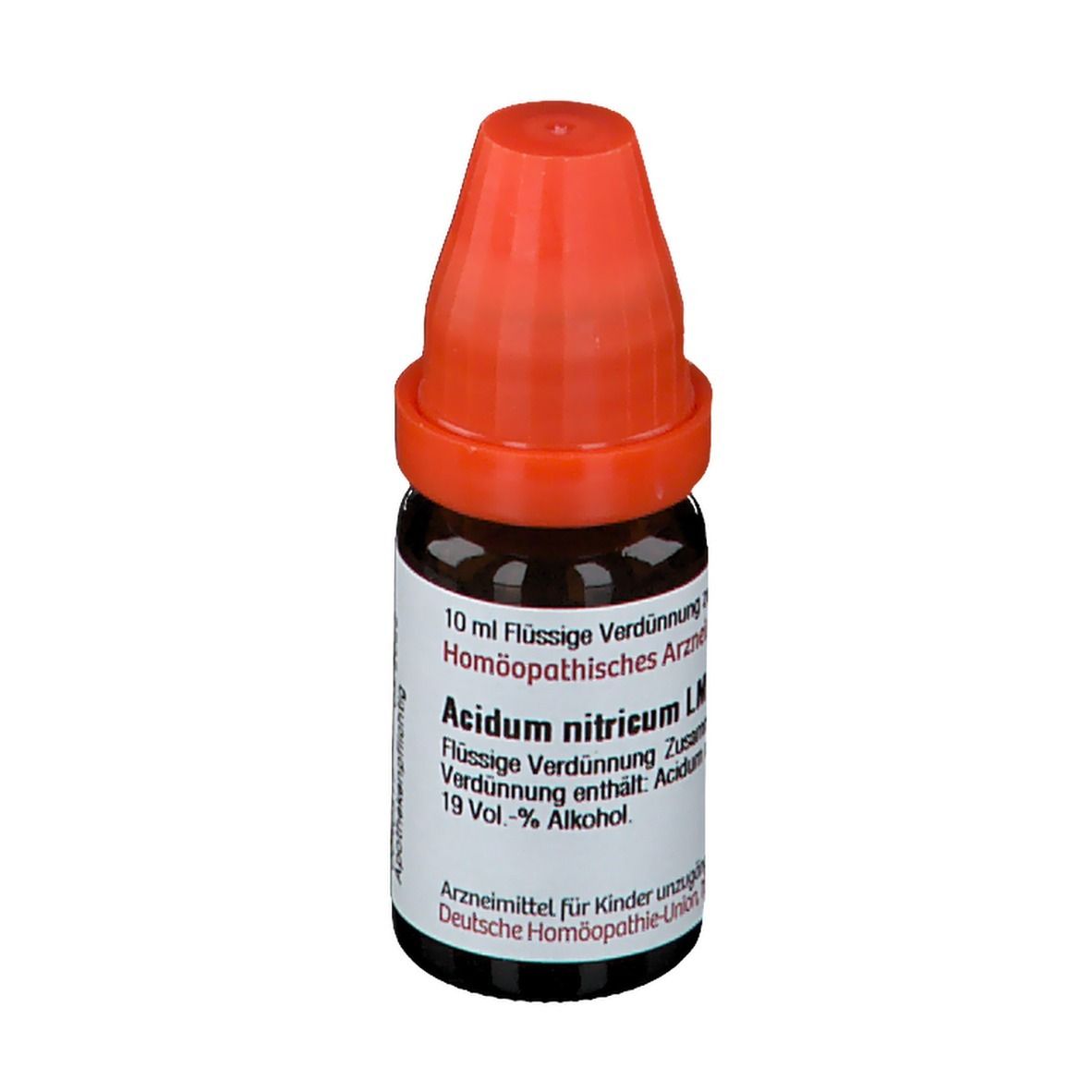 Braune Glasflasche mit rotem Verschluss. Beschriftung: 10 ml Flüssige Verdünnung, Acidum nitricum LM XII, 19 Vol.-% Alkohol.