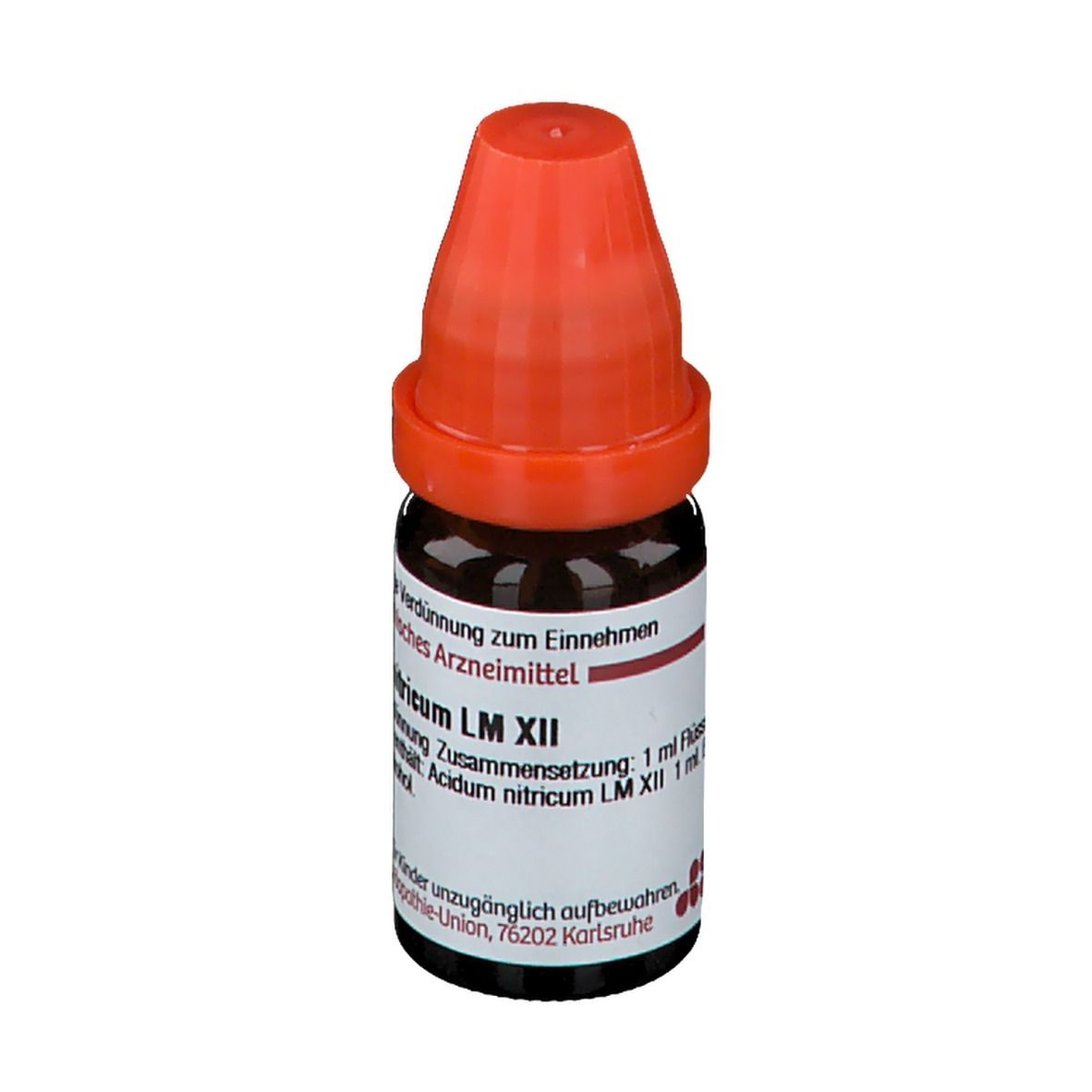 Braune Glasflasche mit rotem Verschluss. Beschriftung: Acidum nitricum LM XII, Flüssige Verdünnung, 1 ml Flüssigkeit enthält: Acidum nitricum LM XII.