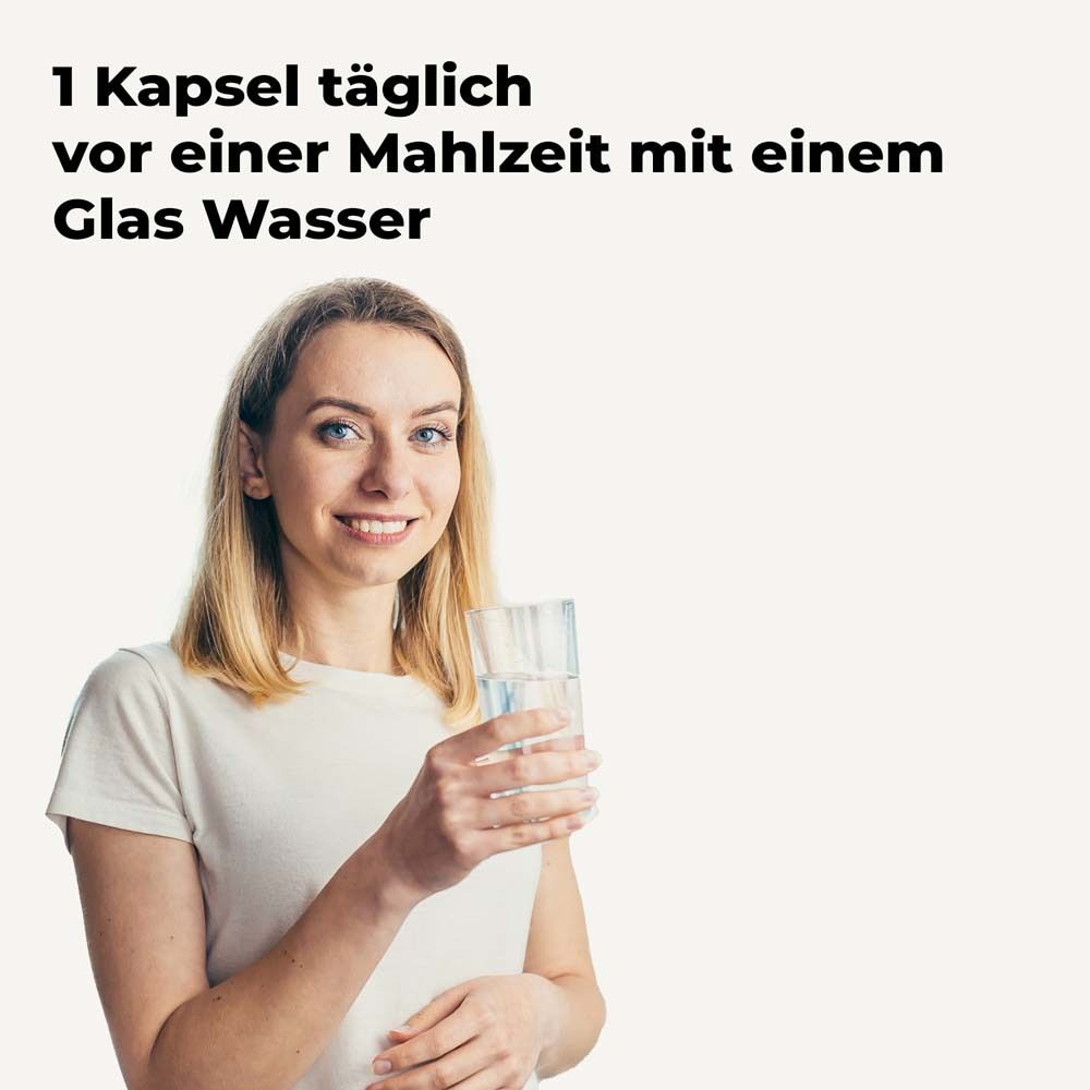 Frau hält Glas Wasser. Text: 1 Kapsel täglich vor einer Mahlzeit mit einem Glas Wasser.