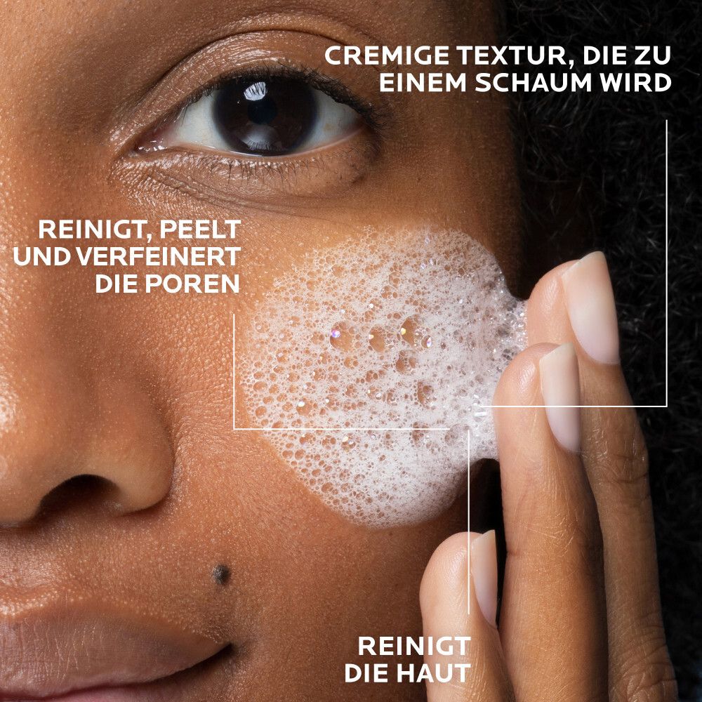 Gesicht mit Schaum. Text: Reinigt, peelt, verfeinert Poren. Cremige Textur, wird zu Schaum. Reinigt die Haut.
