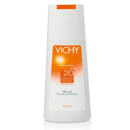 Weiße Flasche mit orangefarbenem Etikett. Aufschrift: VICHY, CAPITAL SOLEIL LSF 20. Produktbezeichnung: Milk-Gel, für empfindliche Haut.