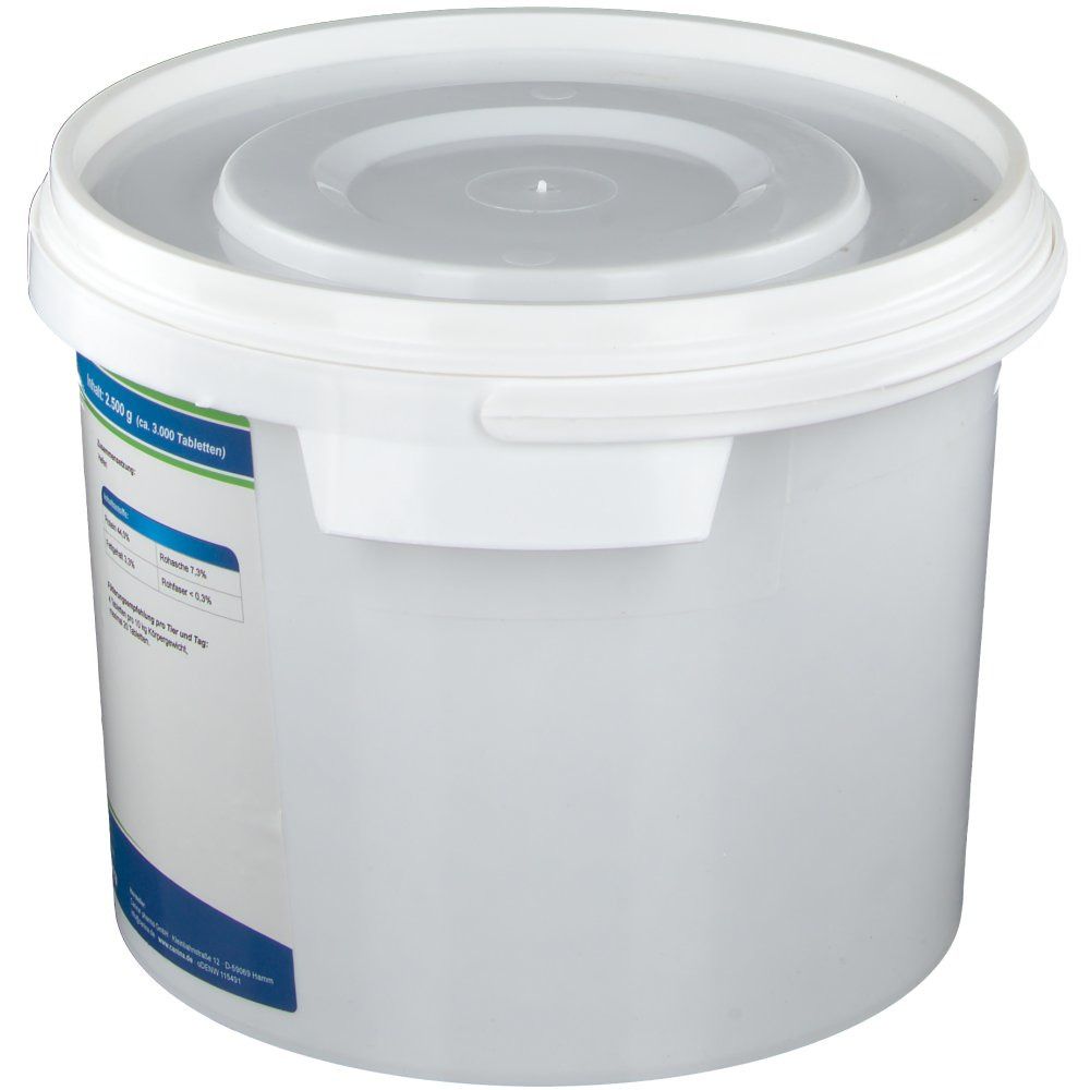 Weißer Eimer mit Deckel. Aufschrift: Inhalt 2.500 g ca. 3.000 Tabletten. Text: Zusammensetzung, Nährwerte. Weißer Deckel.