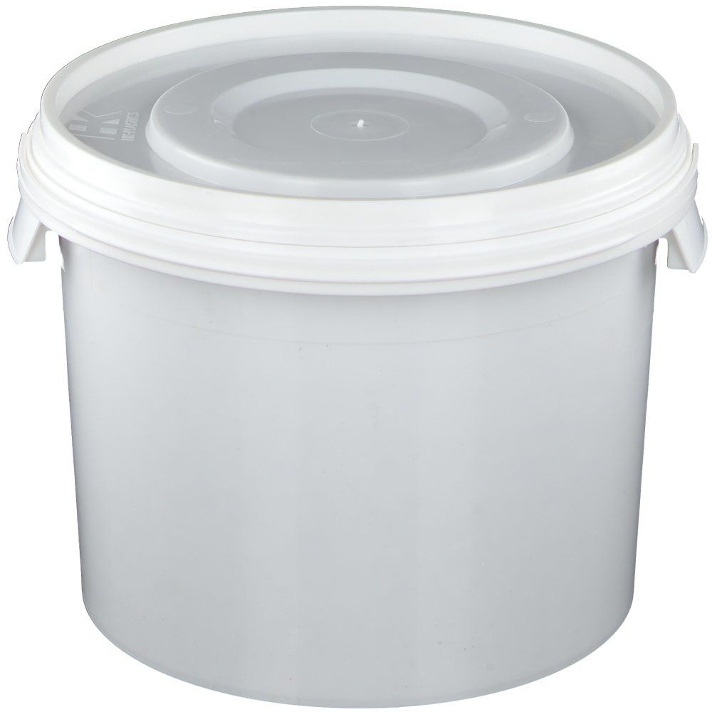 Weißer Eimer mit Deckel. Der Eimer hat einen weißen Deckel und einen Griff. Der Hintergrund ist weiß.