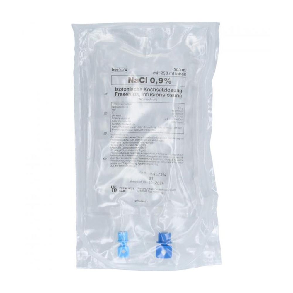 Beutel mit Infusionslösung. Beschriftung: NaCl 0,9%, Isotonische Kochsalzlösung. Zwei blaue Anschlüsse.